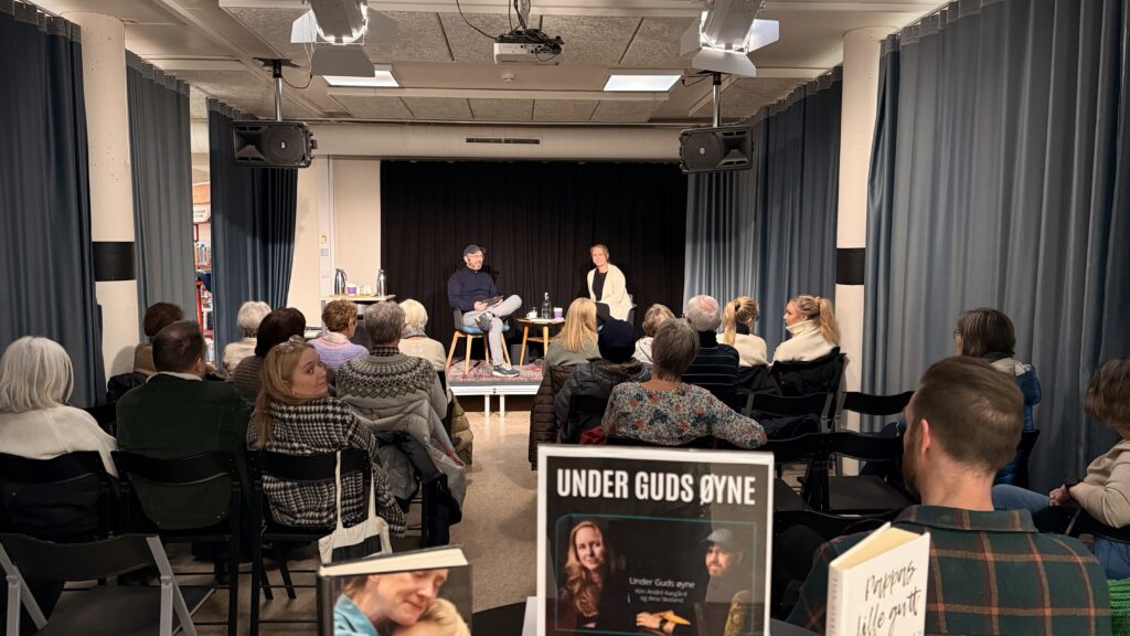 Aina Skoland intervjuer Kim André Aasgaard på Horten bibliotek