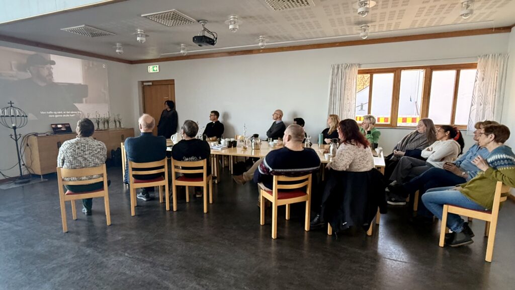 Katarina og Kim i samtale med prester i Bergen