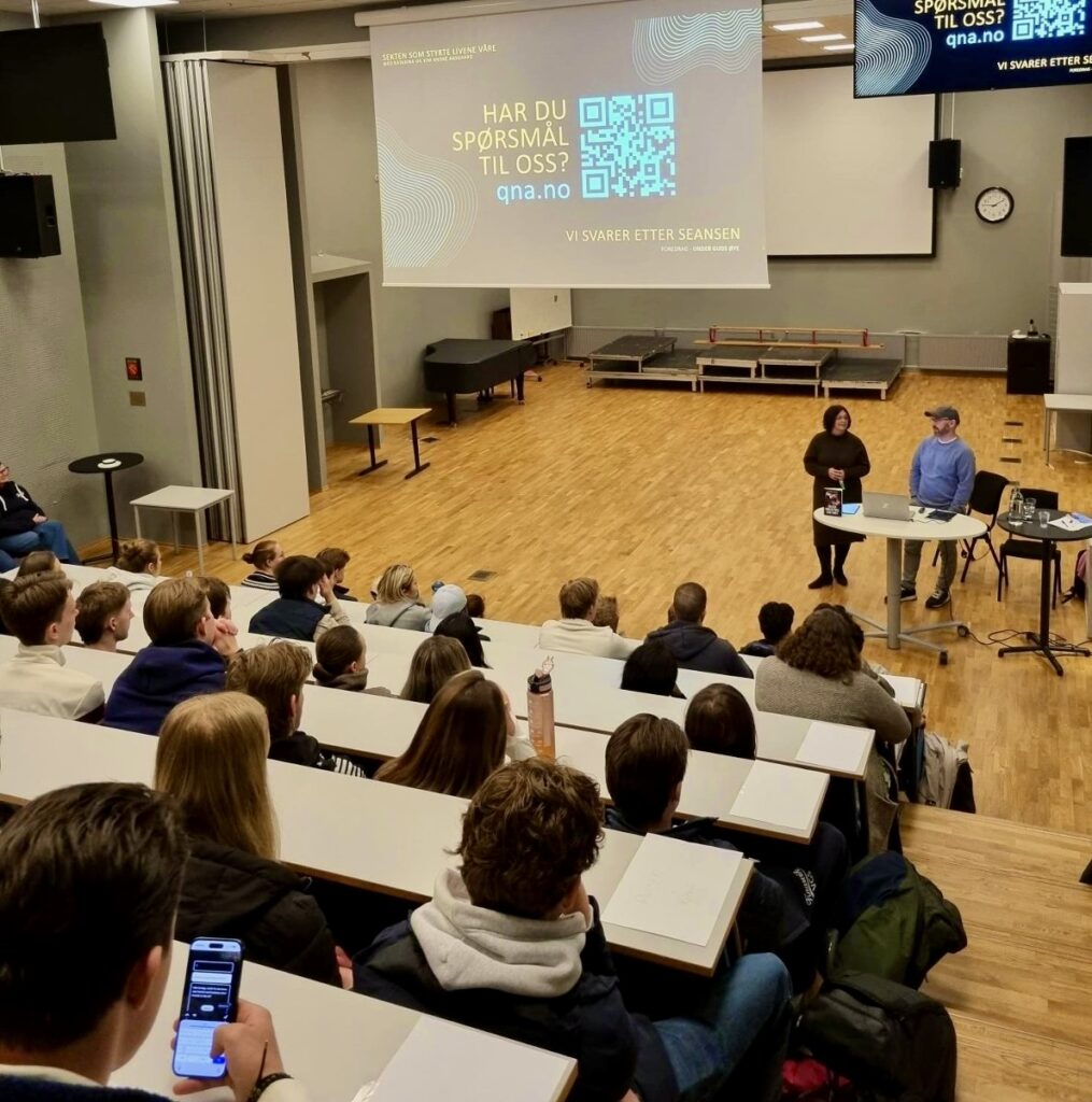 Katarina og Kim holder foredrag på Knarvik videregående skole med publikum i salen